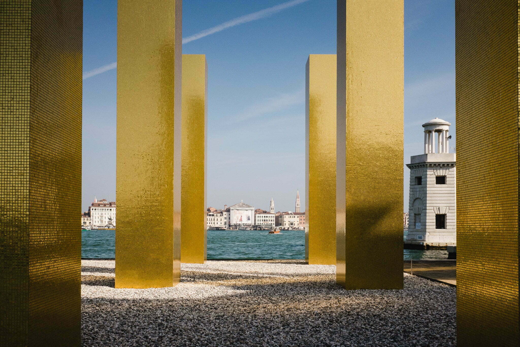 venice-architecture-biennale-2014-golden-columns-7785